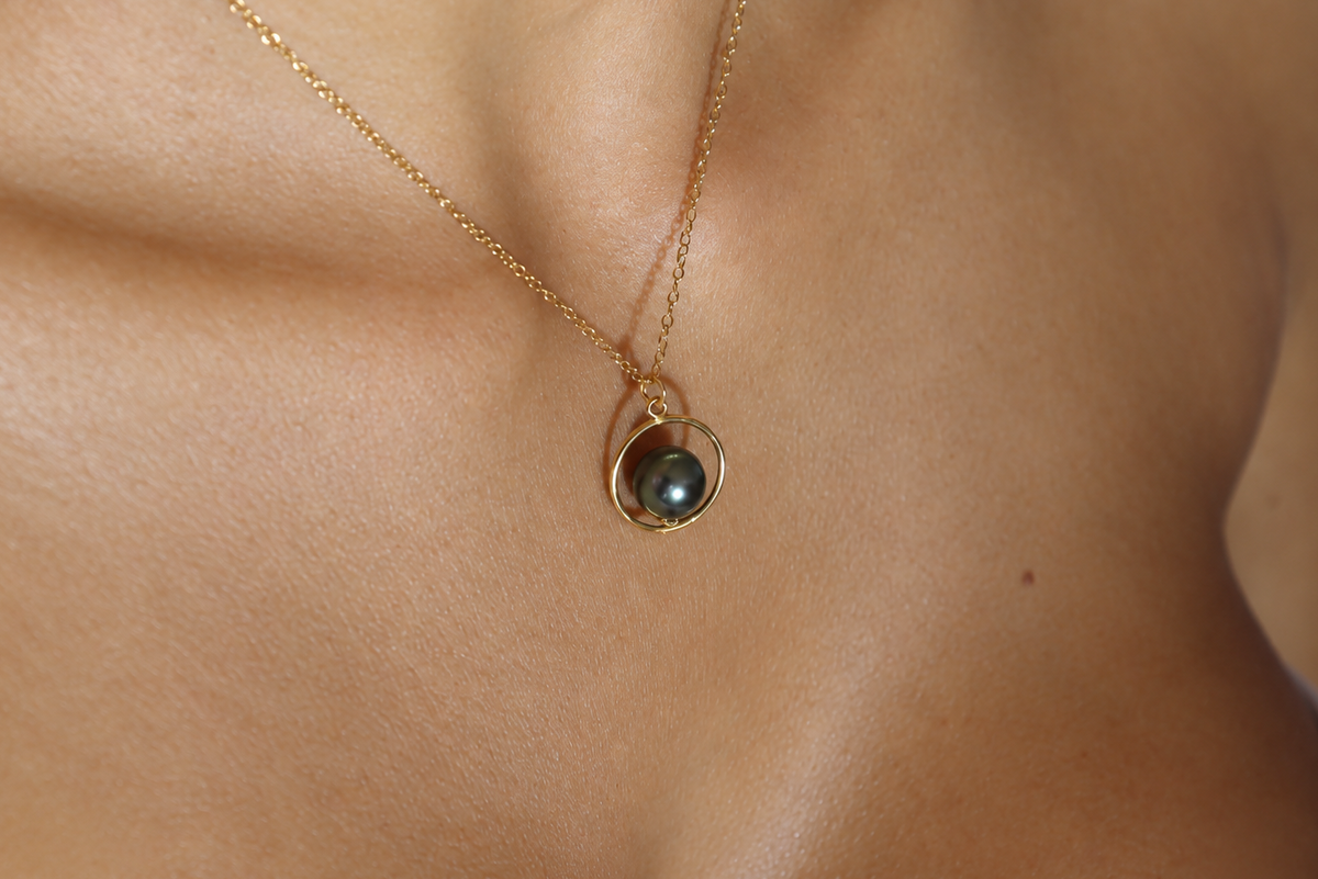 Collier Aeata anneau doré et perle de Tahiti porté – Anaora Pearls