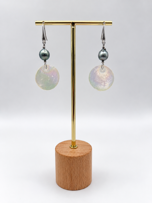Boucles d'oreilles Marama nacre et perle de Tahiti, vue de détail – Anaora Pearls