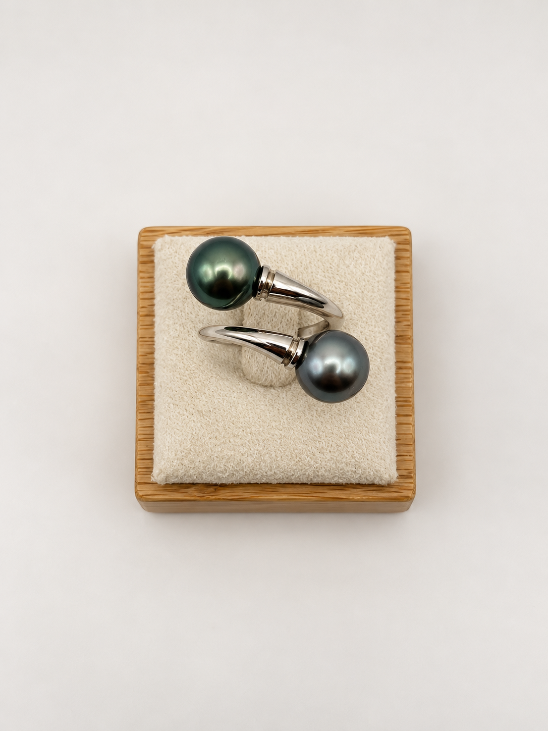 Bague Piti toi & moi perles de Tahiti portée – Anaora Pearls