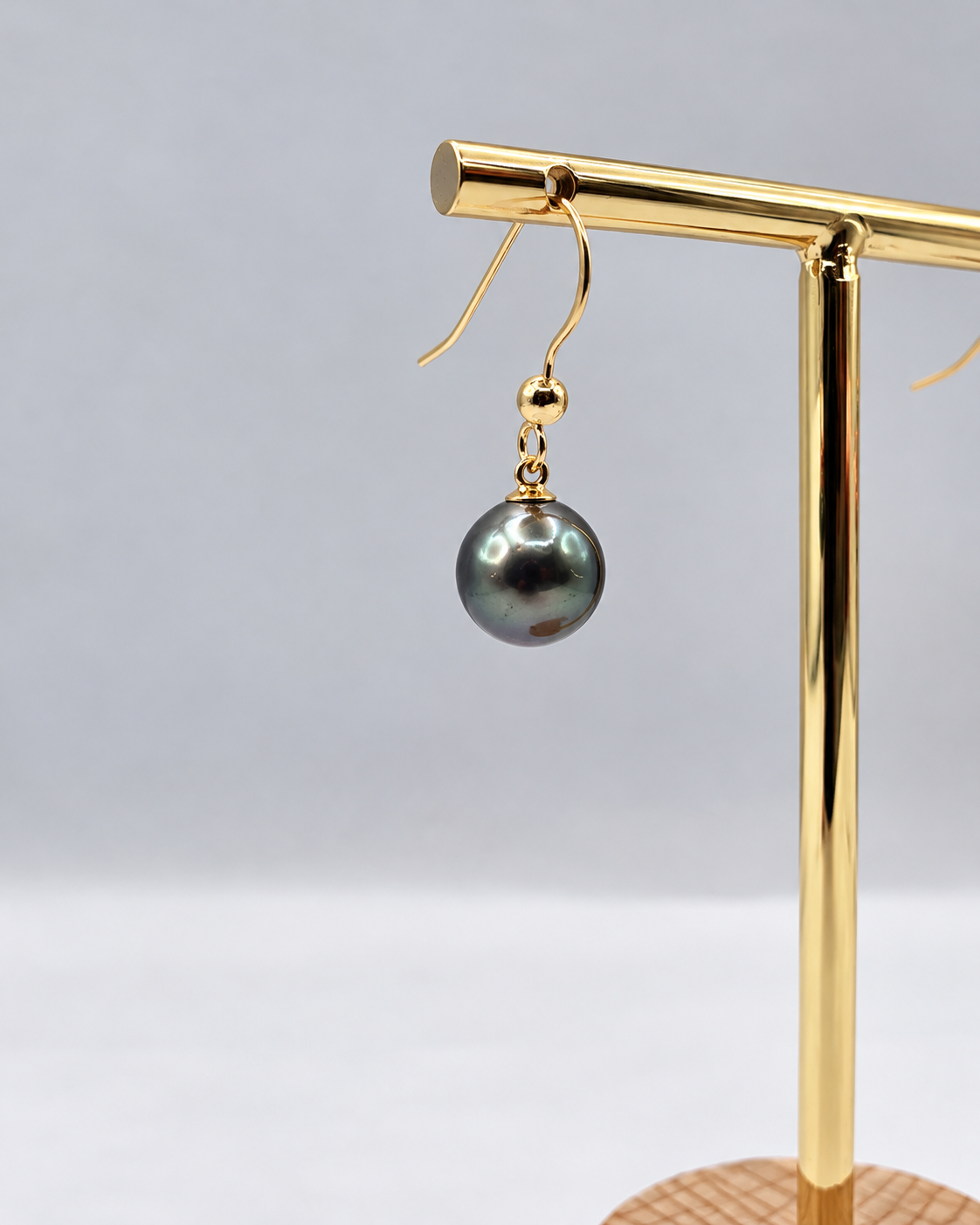 Boucles d'oreilles Vaitea perles de Tahiti portées – Anaora Pearls