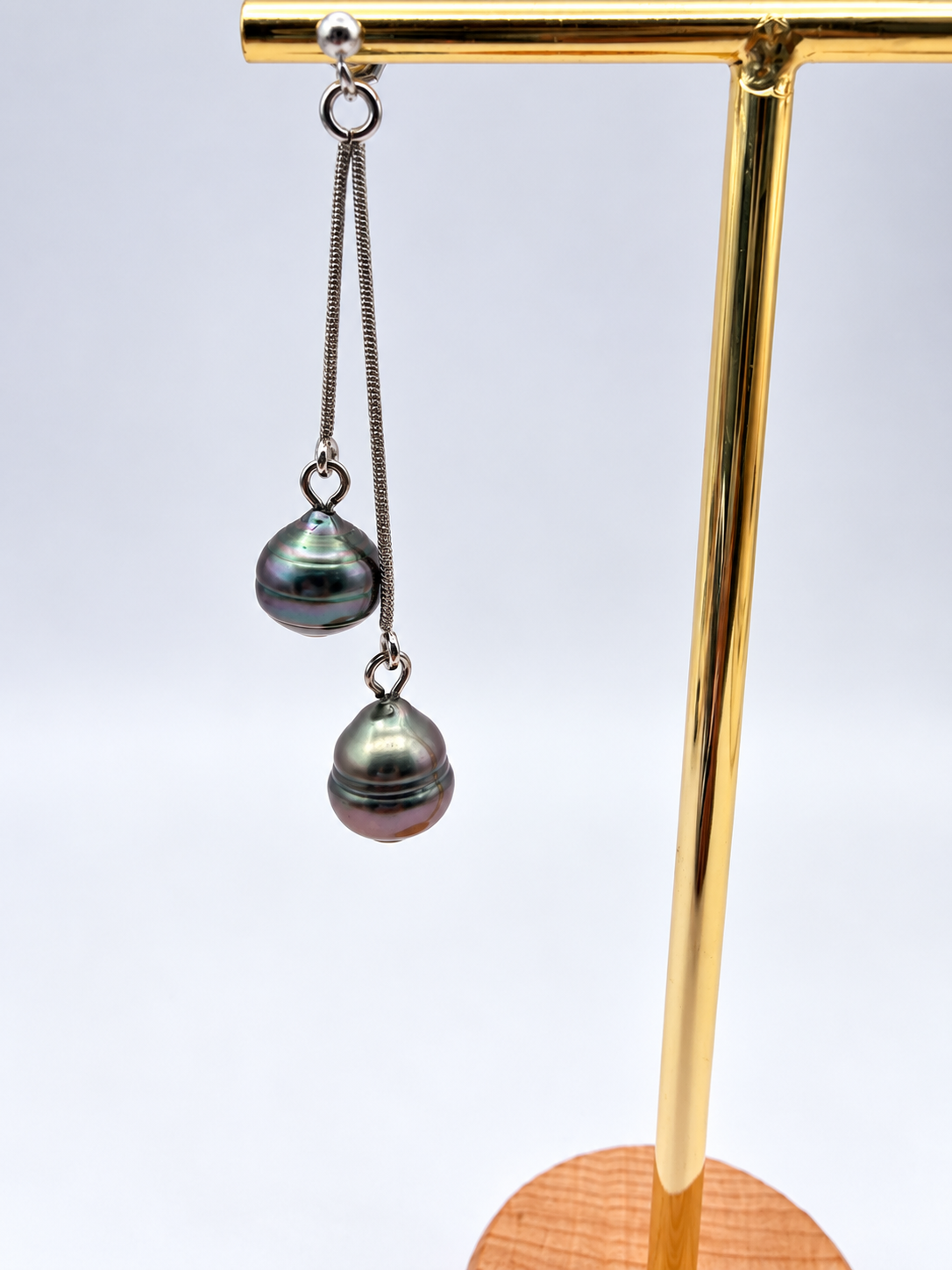 Boucles d'oreilles Pipiri chaînette serpentine perles de Tahiti reflets verts, autre vue – Anaora Pearls