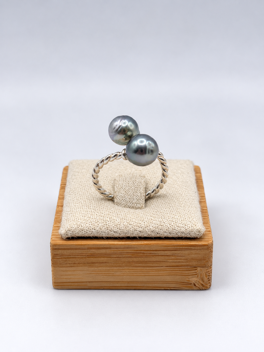 Bague Hina toi & moi torsadée, perles de Tahiti baroques, vue de détail – Anaora Pearls