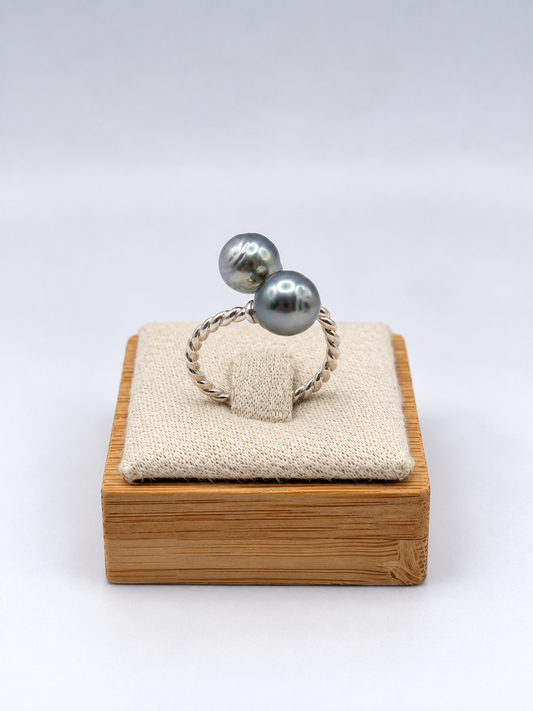 Bague Hina toi & moi torsadée, perles de Tahiti baroques, vue de détail – Anaora Pearls