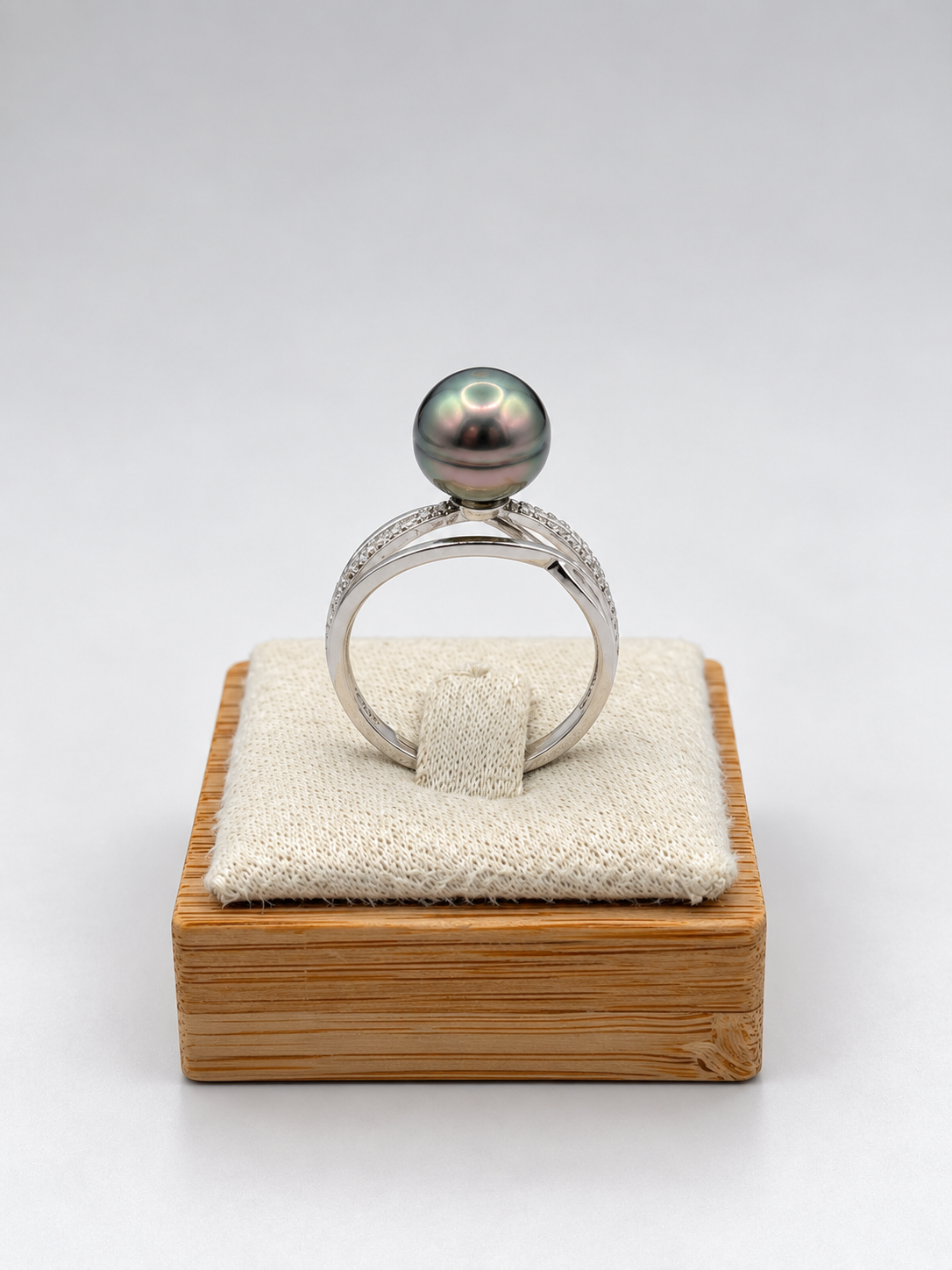 Bague Teuira perle de Tahiti cerclée, vue de détail – Anaora Pearls