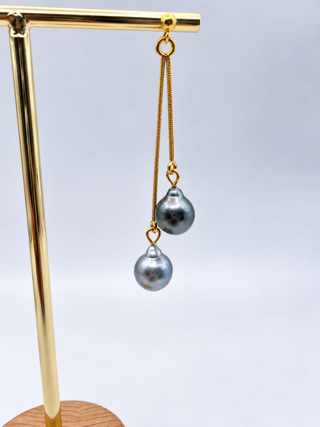 Boucles d'oreilles Pipiri chaînette dorée perles de Tahiti reflets gris, autre vue – Anaora Pearls