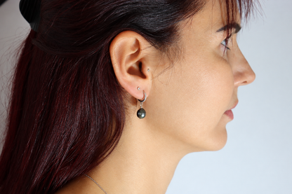 Boucles d'oreilles Fetia perles de Tahiti portées – Anaora Pearls