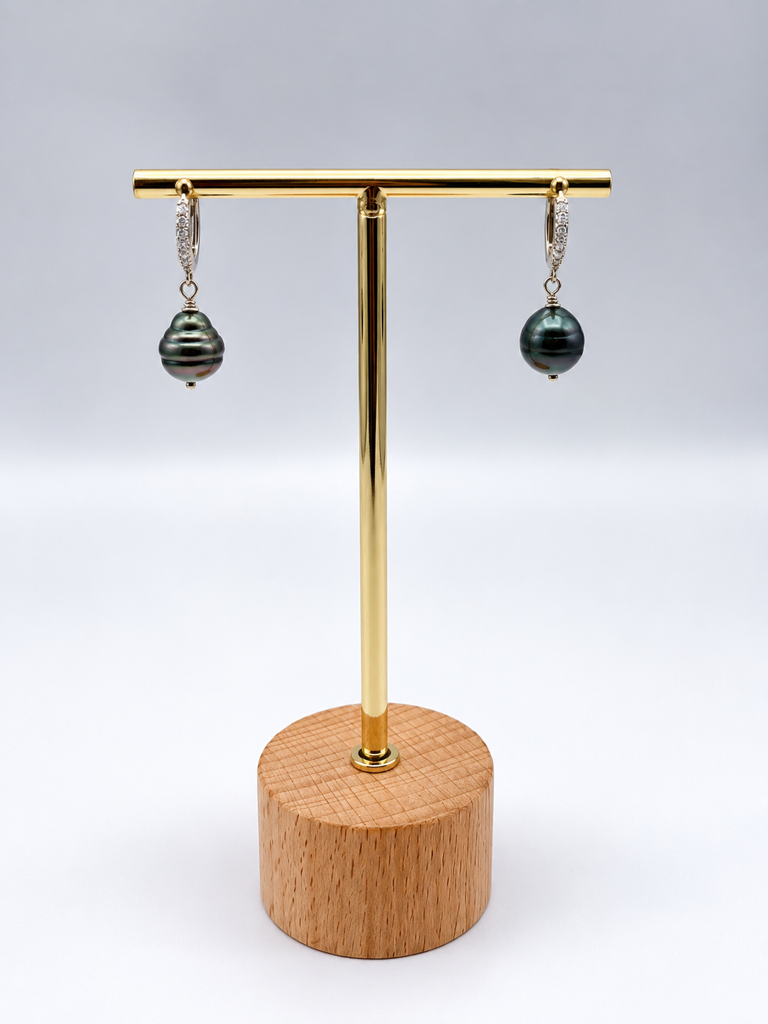 Dormeuses Fetia perles de Tahiti, vue de détail – Anaora Pearls
