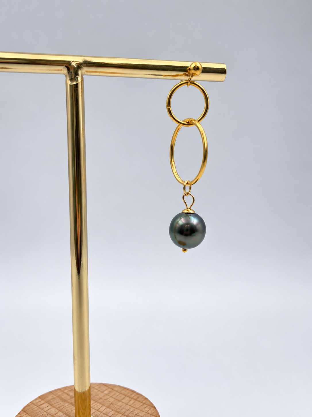 Boucles d'oreilles Here gold filled et perles de Tahiti 8–9 mm, autre vue – Anaora Pearls