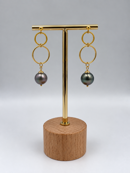 Boucles d'oreilles Here anneaux entrelacés perles de Tahiti portées – Anaora Pearls