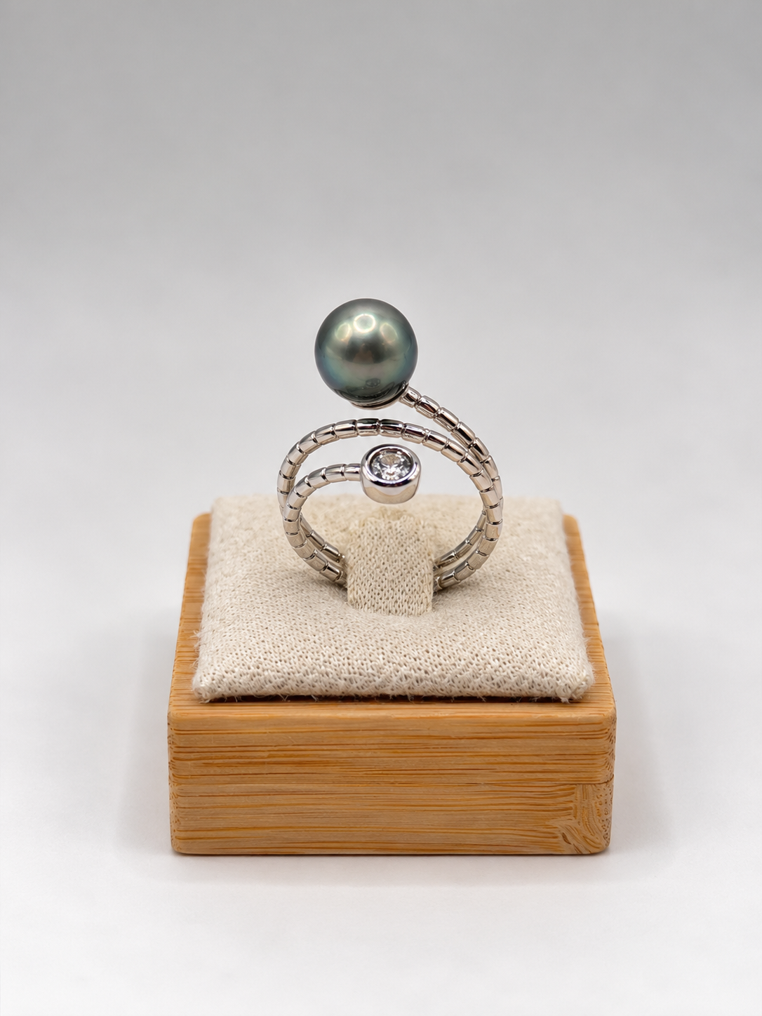 Bague Teata spirale strass et perle de Tahiti, vue de profil – Anaora Pearls