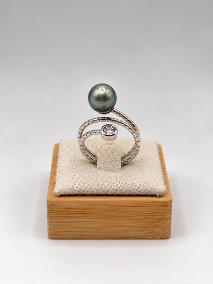Bague Teata spirale strass et perle de Tahiti, vue de profil – Anaora Pearls
