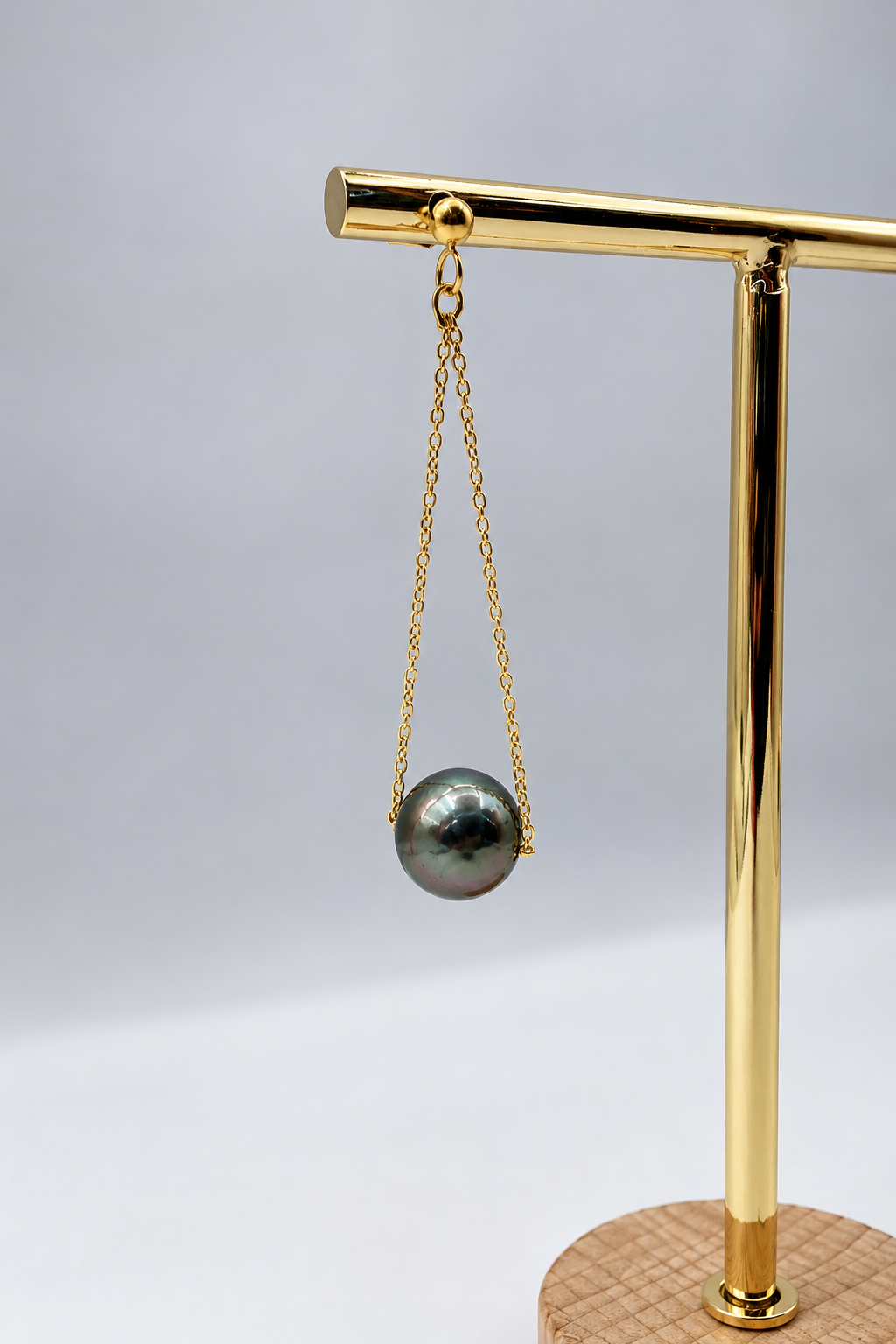 Boucles d'oreilles Matai dorées perles de Tahiti, vue de détail – Anaora Pearls