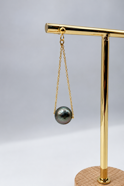 Boucles d'oreilles Matai dorées perles de Tahiti, vue de détail – Anaora Pearls