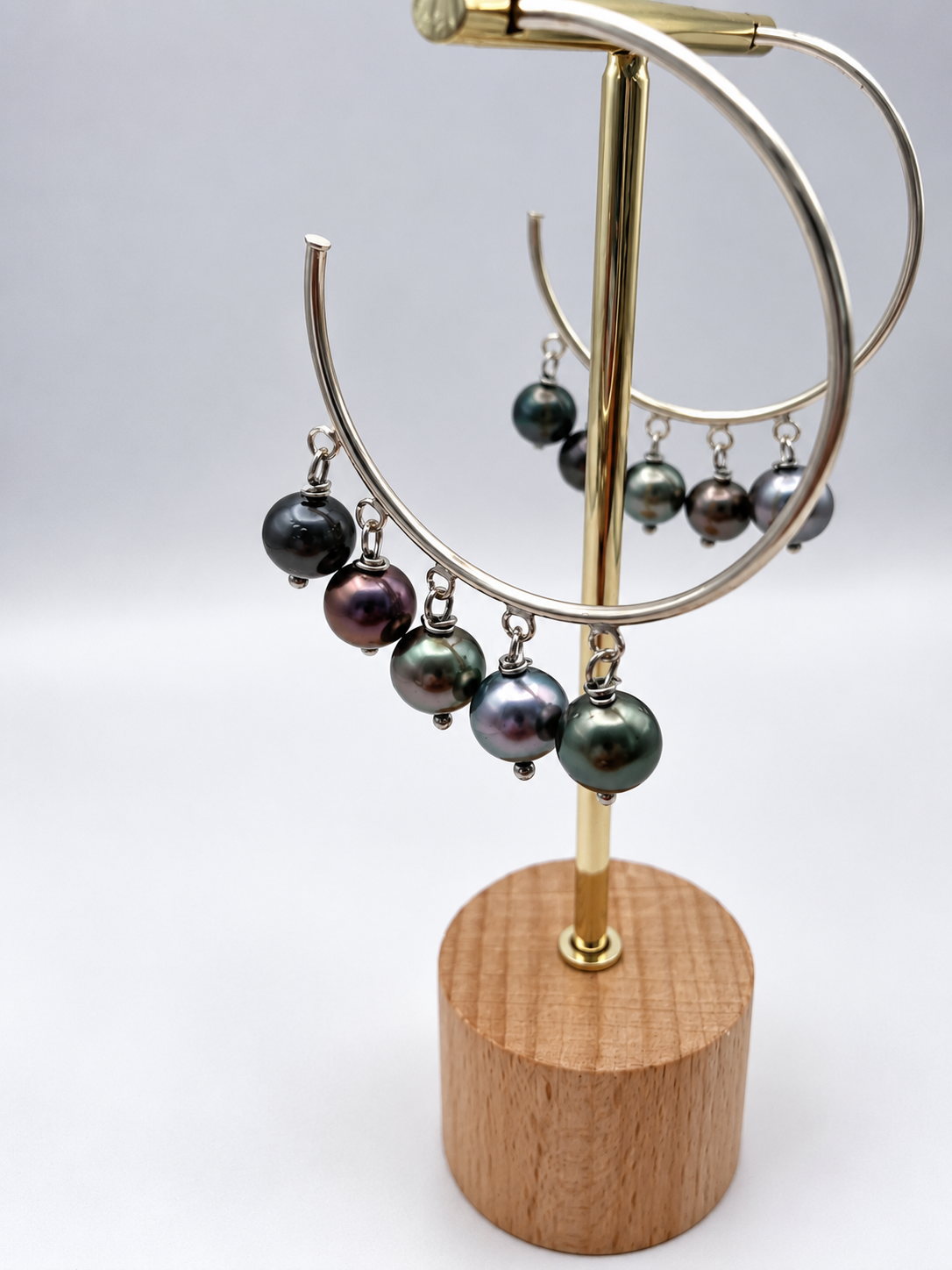 Boucles d'oreilles Heiva perles de Tahiti reflets gris, vert et violet, vue rapprochée – Anaora Pearls