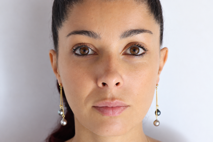 Boucles d'oreilles Pipiri dorées perles de Tahiti portées – Anaora Pearls
