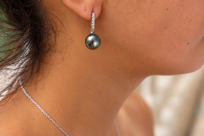 Boucles d'oreilles Matie barrette de strass et perles de Tahiti rondes reflets verts – Anaora Pearls