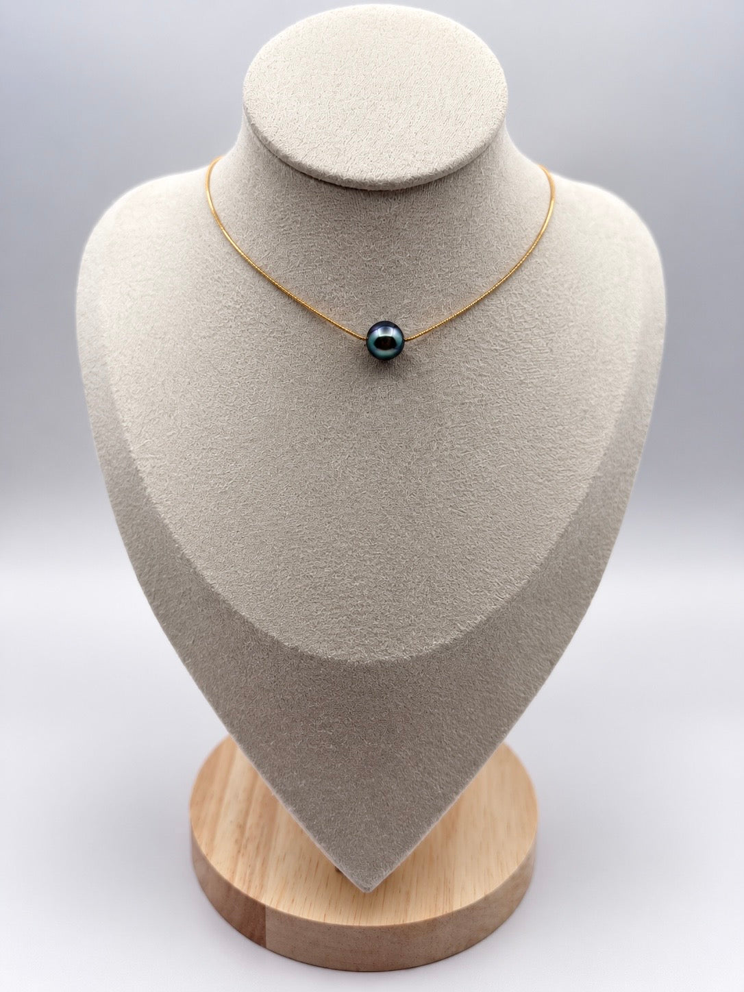 Collier Tepoe chaîne serpentine dorée perle de Tahiti porté – Anaora Pearls