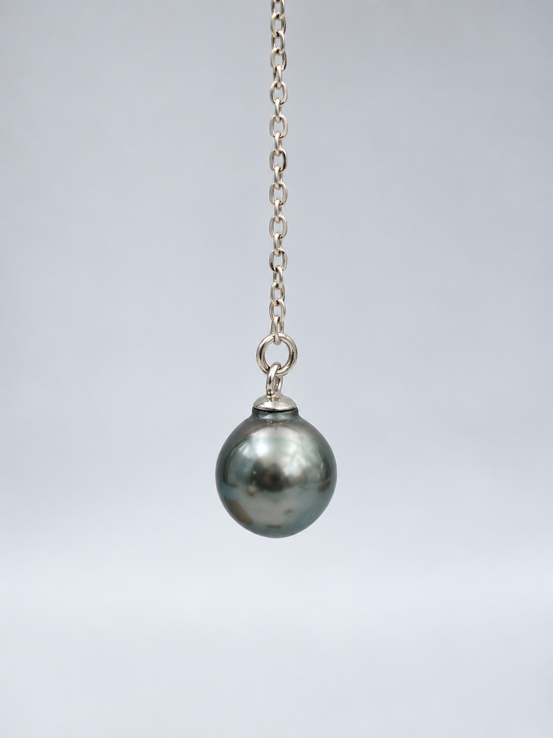 Boucles d'oreilles Poerava perles de Tahiti baroques, vue de détail – Anaora Pearls
