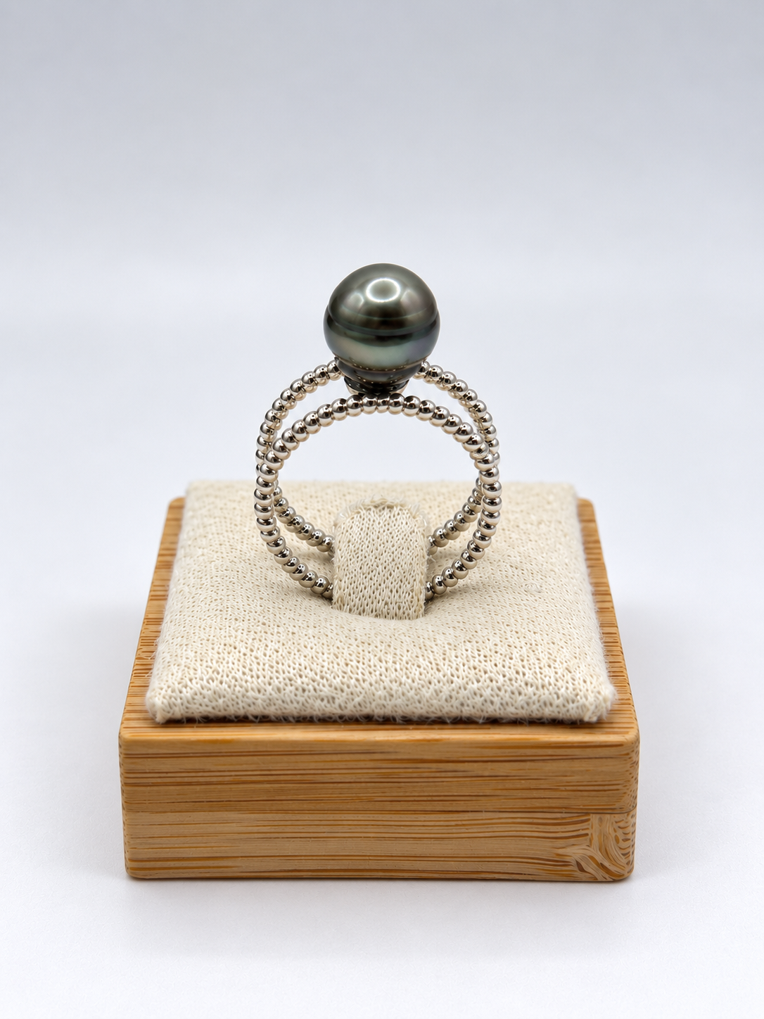 Bague Anuanua perle de Tahiti cerclée 9 mm, vue de détail – Anaora Pearls