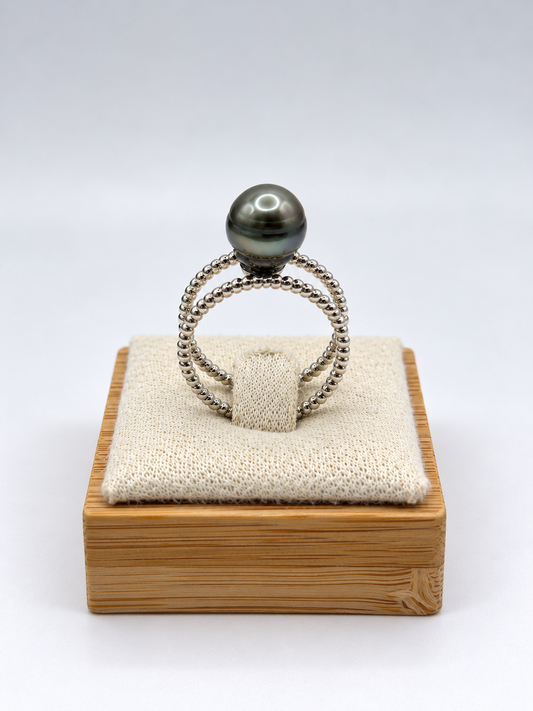 Bague Anuanua perle de Tahiti cerclée 9 mm, vue de détail – Anaora Pearls