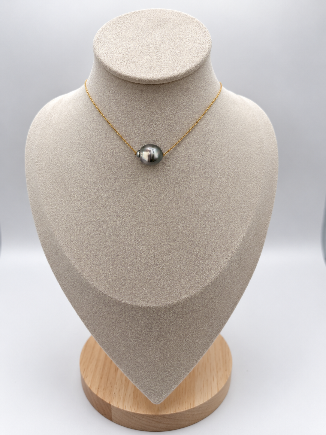 Collier Moana doré ras du cou perle de Tahiti, vue rapprochée – Anaora Pearls