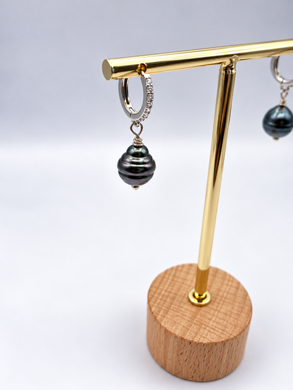 Dormeuses Fetia perles de Tahiti cerclées, vue de profil – Anaora Pearls