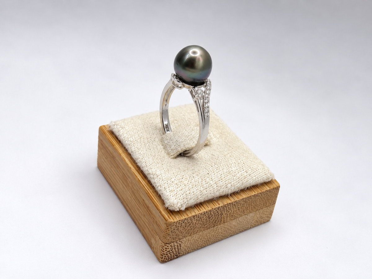 Bague Mareva perle de Tahiti semi-ronde portée – Anaora Pearls