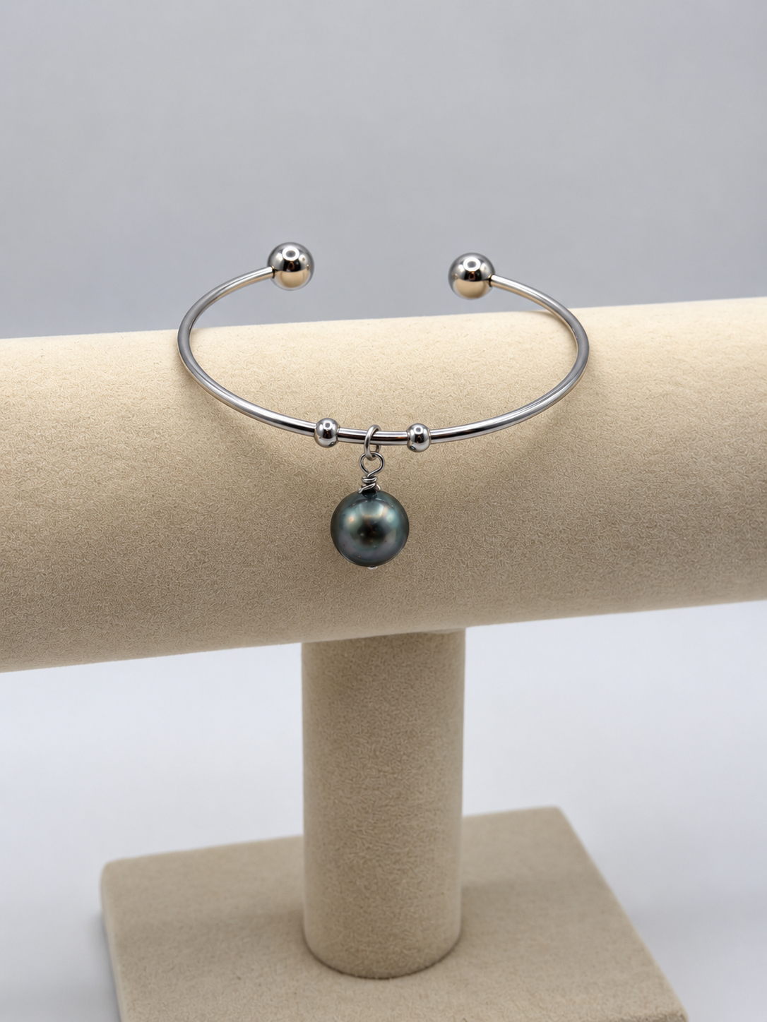 Bracelet Tiare jonc et perle de Tahiti 9–10 mm, vue de détail – Anaora Pearls