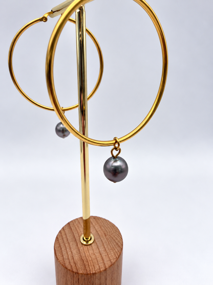 Boucles d'oreilles Hina perles de Tahiti, vue rapprochée – Anaora Pearls