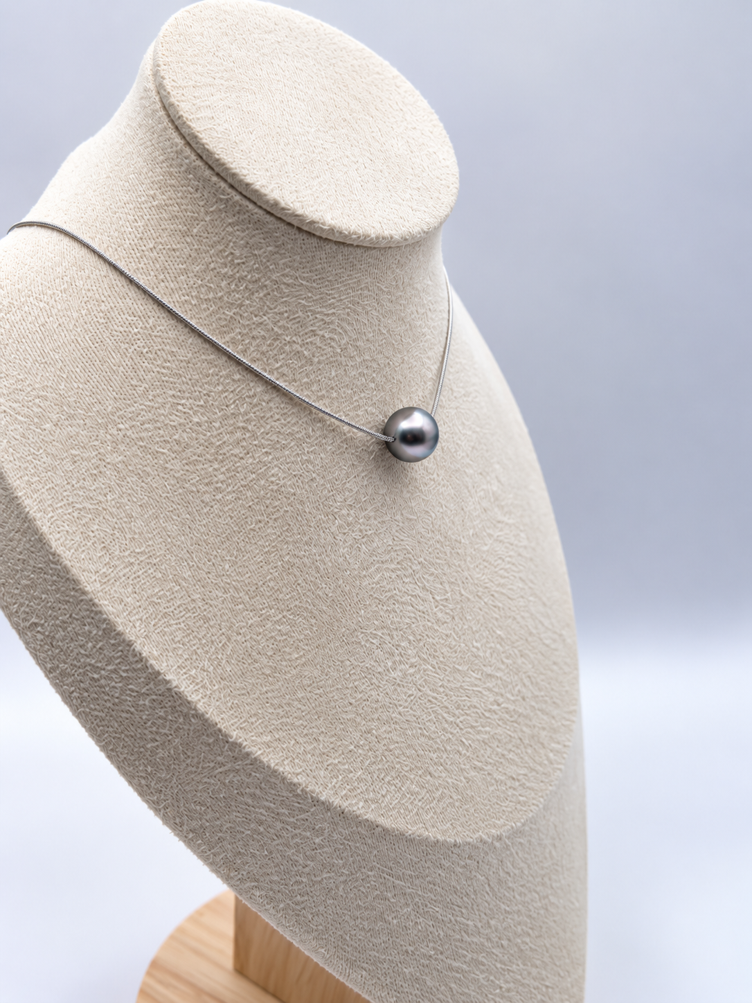 Collier Tepoe argenté perle de Tahiti ronde, vue rapprochée – Anaora Pearls