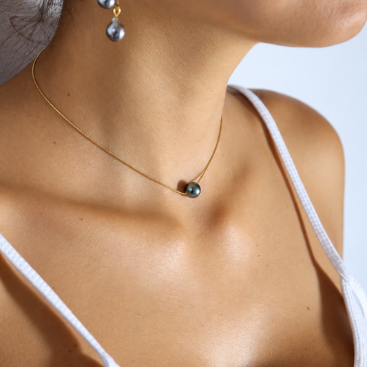 Collier Tepoe doré chaîne serpentine et perle de Tahiti ronde reflets verts – Anaora Pearls