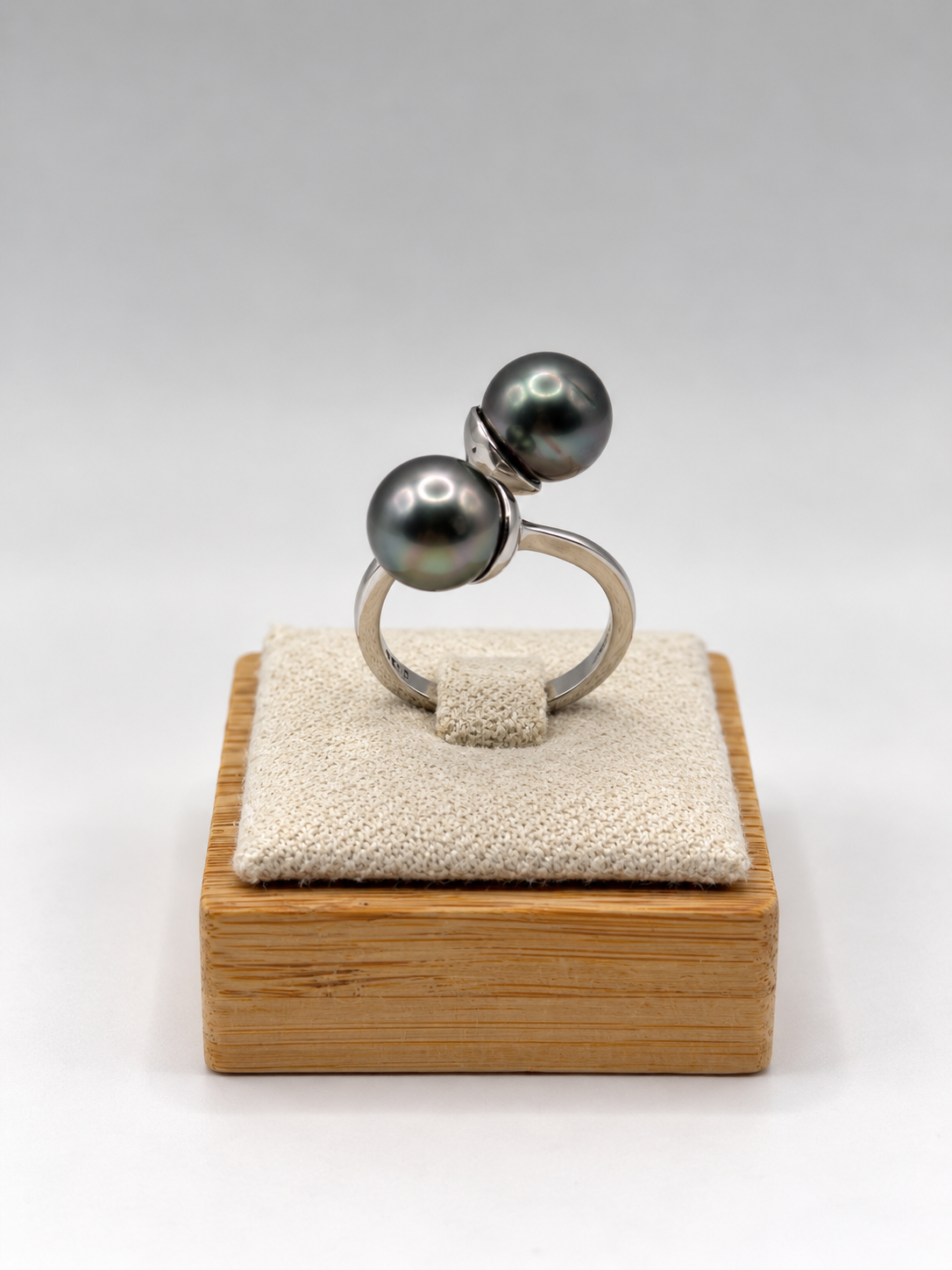 Bague Poema perles de Tahiti rondes portée – Anaora Pearls