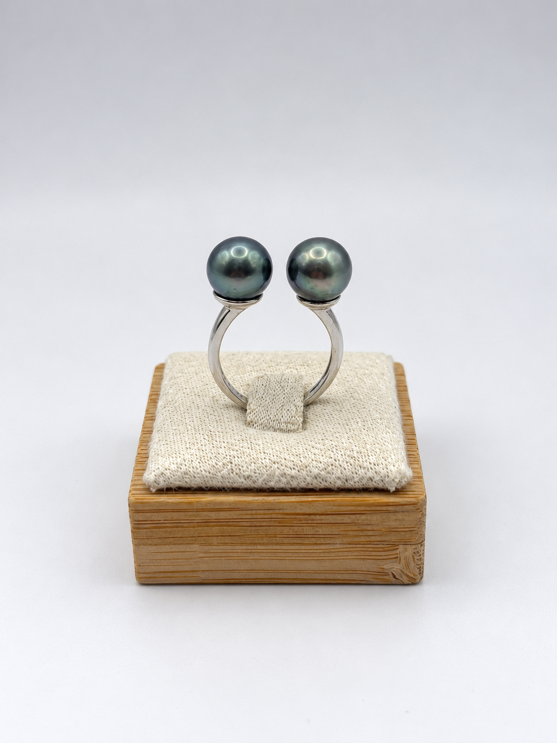 Bague Hoa deux perles de Tahiti rondes qualité AB, vue de détail – Anaora Pearls