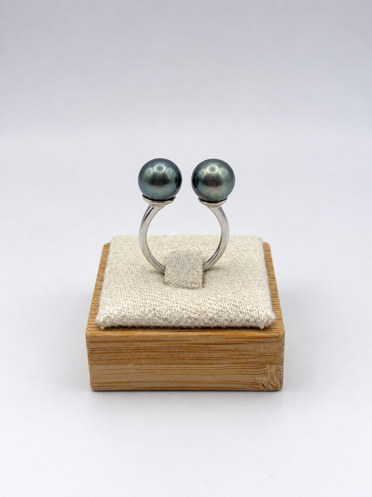 Bague Hoa deux perles de Tahiti rondes qualité AB, vue de détail – Anaora Pearls