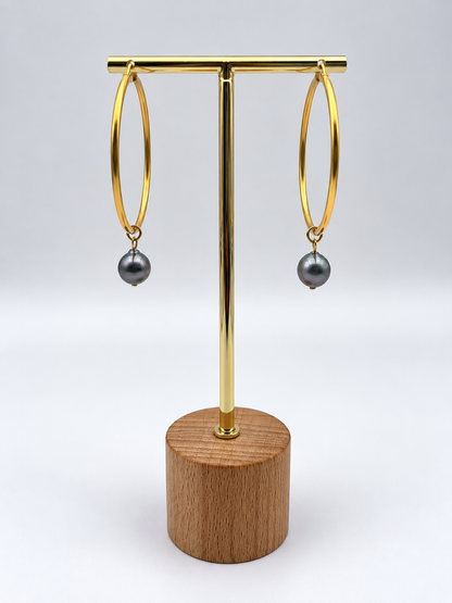 Créoles Hina perles de Tahiti reflets gris et violets, vue de détail – Anaora Pearls