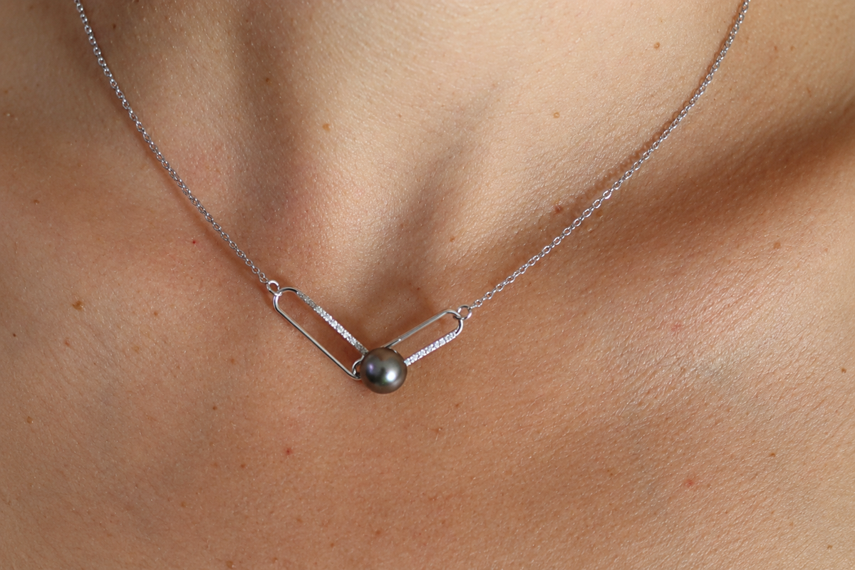 Collier Vahine pendentif ajouré perle de Tahiti porté – Anaora Pearls