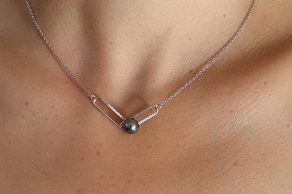 Collier Vahine pendentif ajouré perle de Tahiti porté – Anaora Pearls