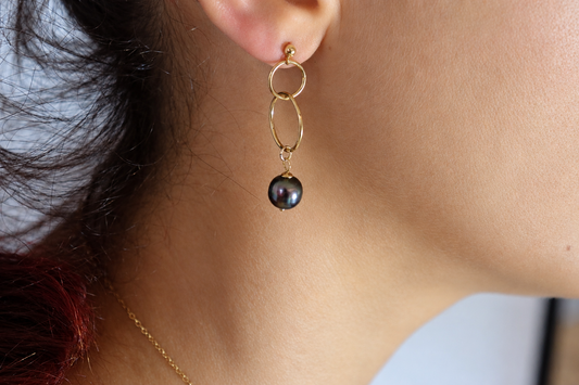 Boucles d'oreilles Here anneaux toi & moi gold filled et perles de Tahiti – Anaora Pearls
