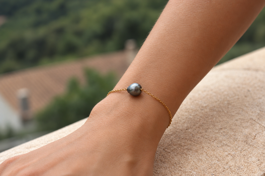 Bracelet Moana doré, chaîne dorée et perle de Tahiti cerclée – Anaora Pearls
