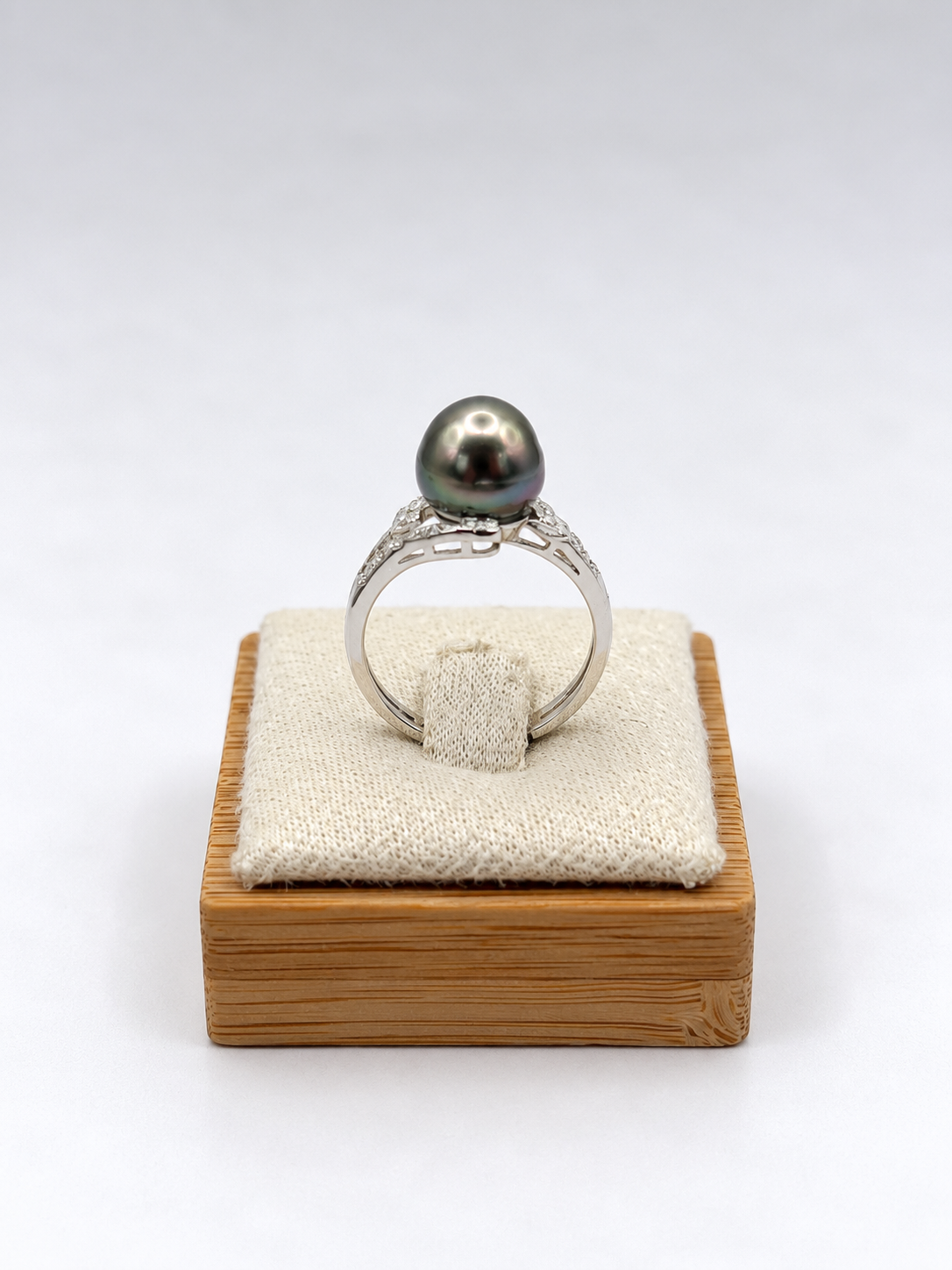 Bague Mareva fleur pavée et perle de Tahiti, vue de détail – Anaora Pearls