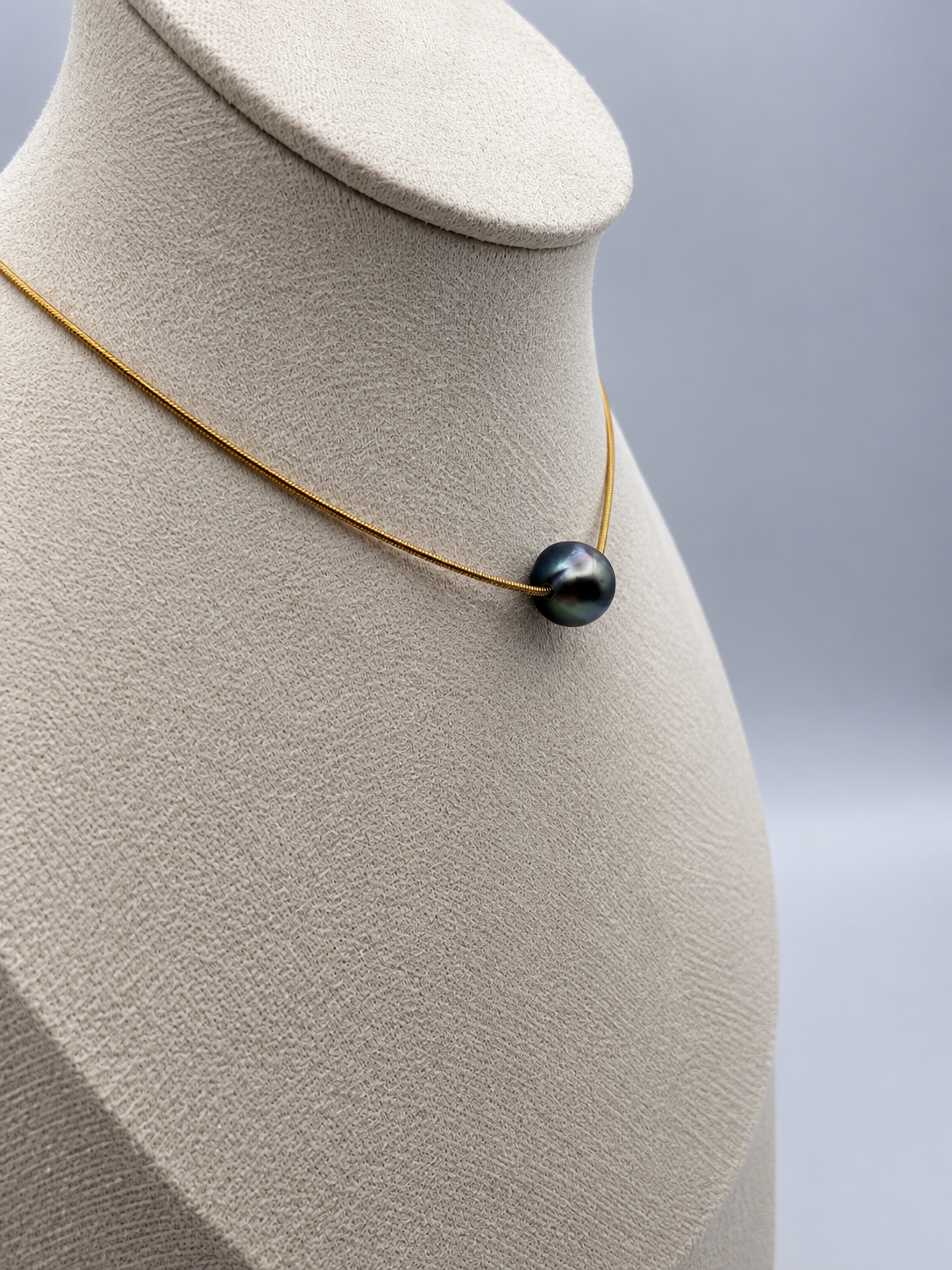 Collier Tepoe doré perle de Tahiti ronde, autre vue – Anaora Pearls