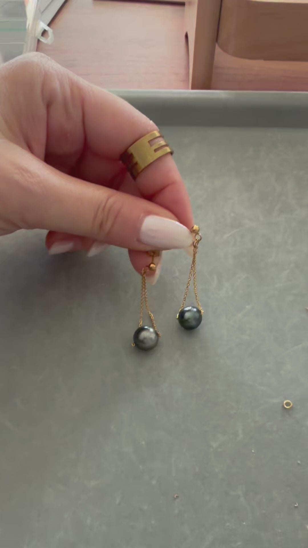 Charger la vidéo : Laurence monte un bijou en perle de Tahiti dans son atelier.